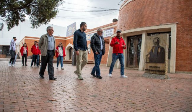 Recorrido del alcalde de Engativá con comunidad y el rector Jefferson Arias, por el barrio Minuto de Dios 