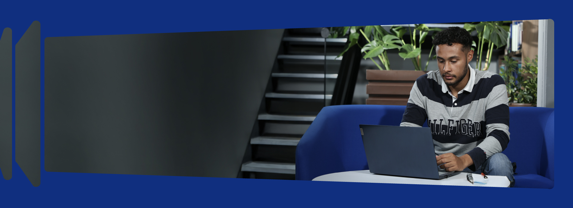 Persona sentada con un computador portátil enfrente