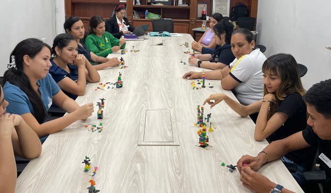 Estudiantes en taller de LEGO