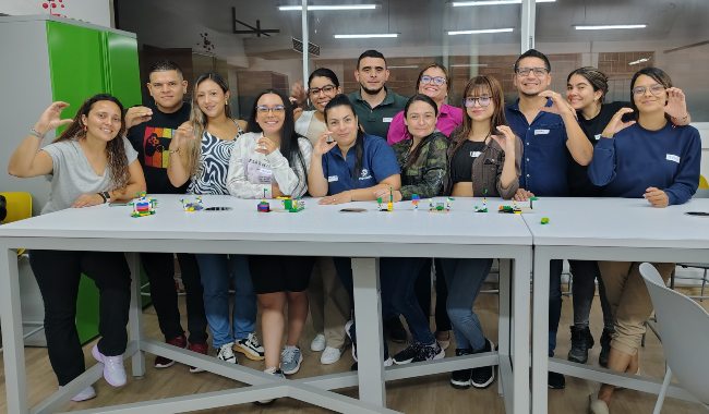 Estudiantes en taller de LEGO