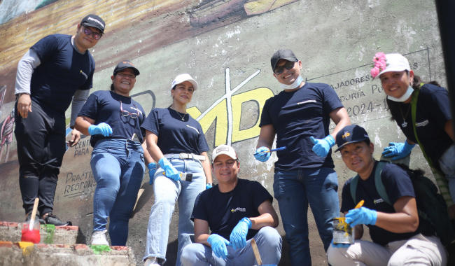 Participantes en la actividad de aseo y embellecimiento.