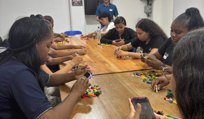 Estudiantes en taller de LEGO