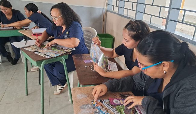Estudiante mirando mapa y pistas del concurso