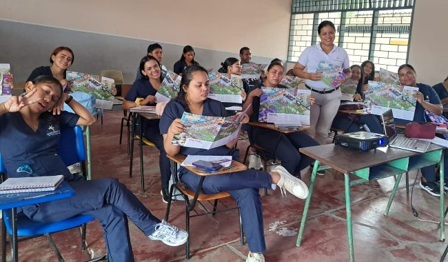 Estudiantes participando en el concurso