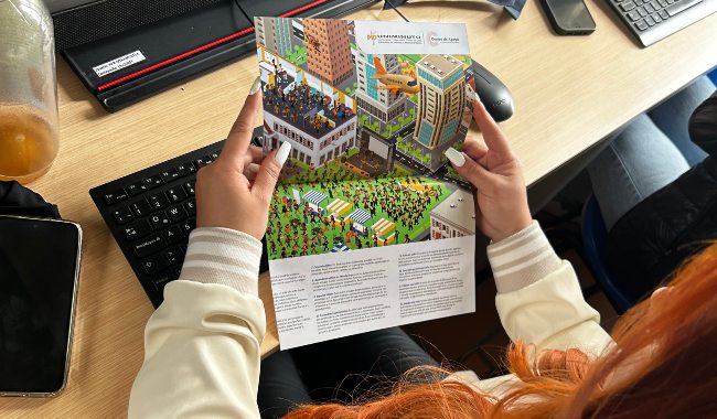 Estudiante mirando mapa y pistas del concurso