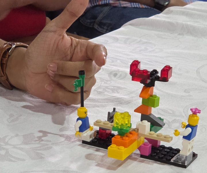 Persona jugando con fichas de LEGO