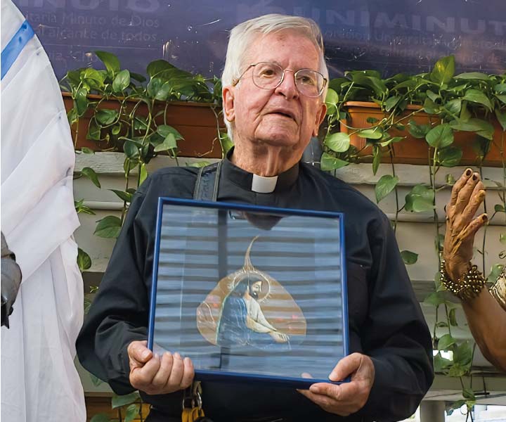 Padre Diego Jaramillo en la sede de Bello