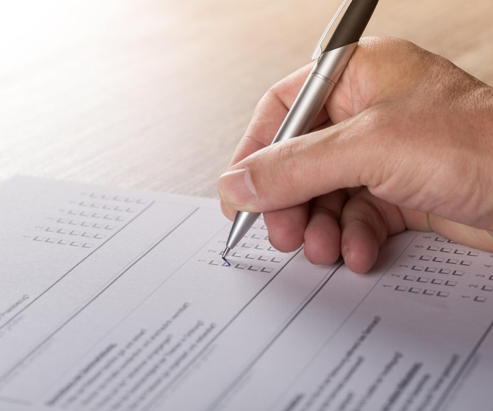 Persona diligenciando encuesta