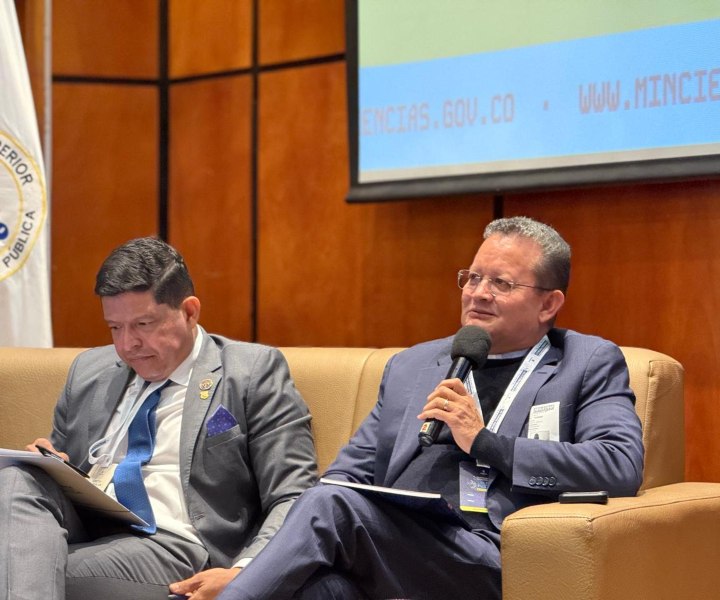 Foto del padre Harold Castilla participando en el panel