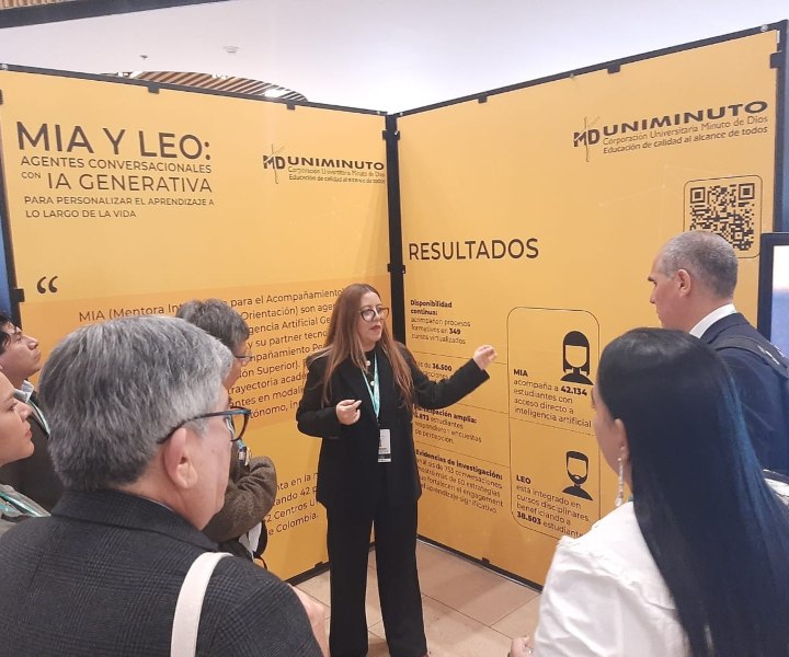 Colaboradora de UNIMINUTO explicando a MÍA y LEO agentes IA 