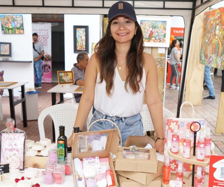 emprendedora de UNIMINUTO con su stand