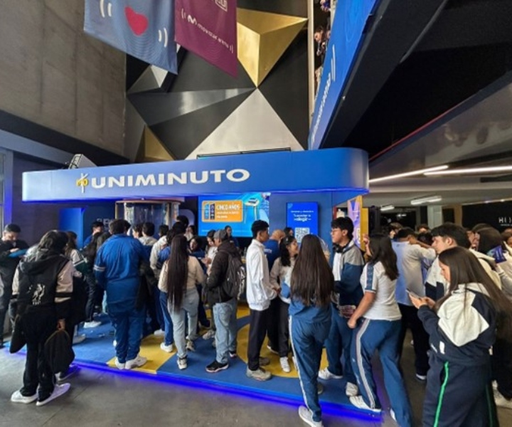 jovenes en stand de UNIMINUTO en el Biz Fest