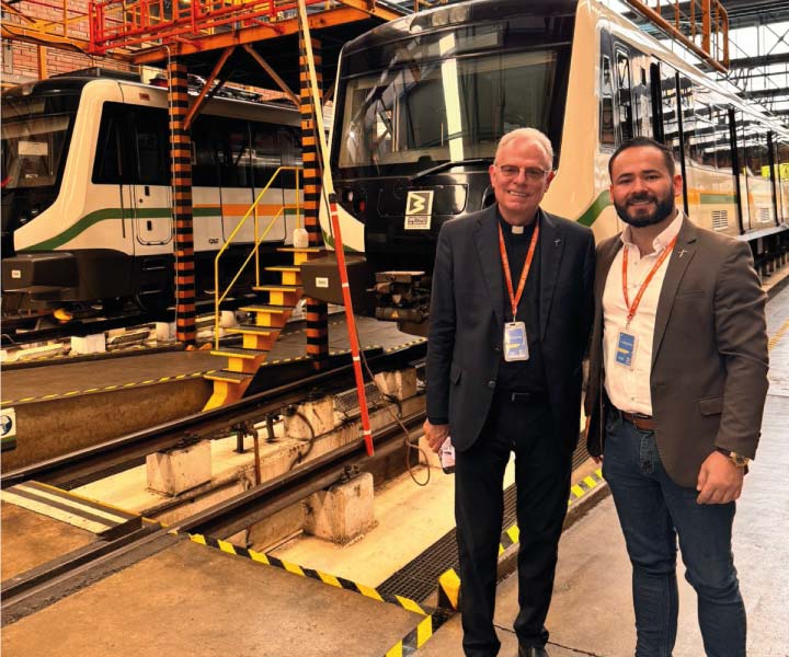 Rector y el padre Camilo Bernal en el Metro de Medellín 