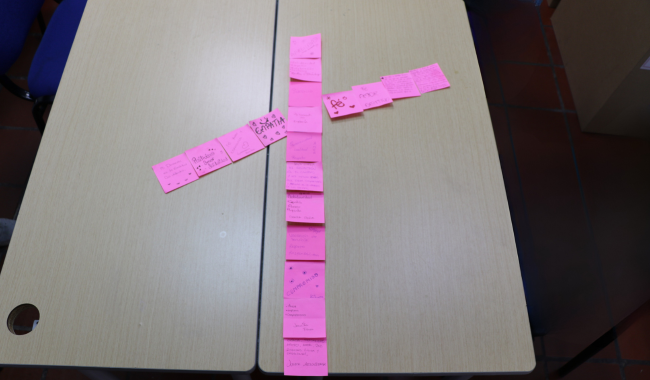 Cruz de El Minuto de Dios hecha con mensajes emotivos en el Banquete del Millón