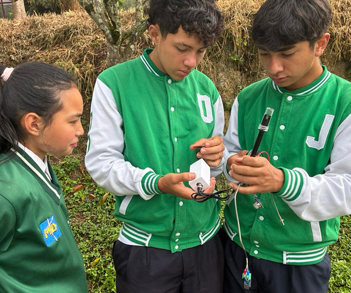 Estudiantes del semillero Jóvenes Emprendedores e Investigadores, armando un sensor para el Biodigestor. 