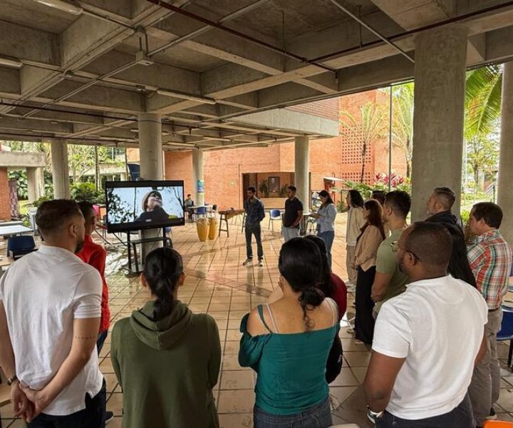 Personas de pie en mesa redonda