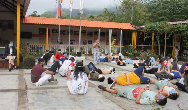 Estudiantes acostados en el piso con ojos tapados