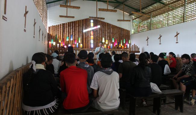 personas en capilla católica