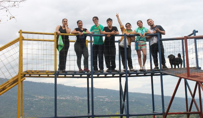 Grupo de estudiantes compartiendo fraternalmente