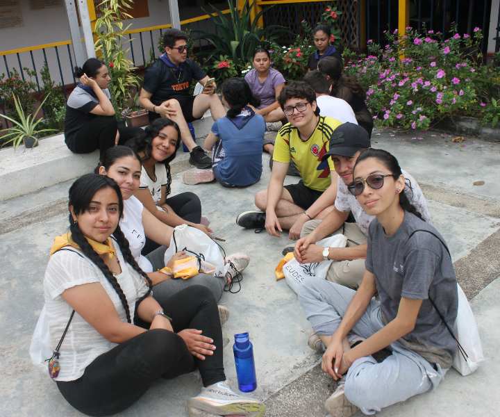 Estudiantes compartiendo