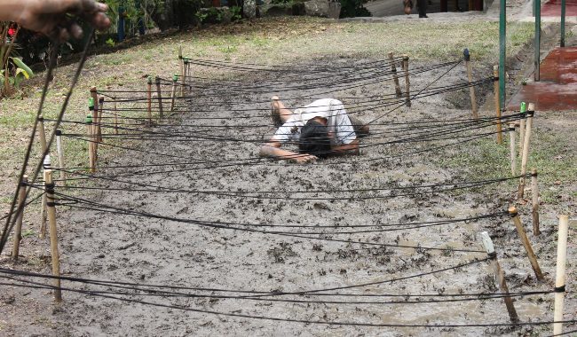 Estudiante cumpliendo uno de los retos en el campamento