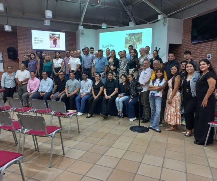 Grupo de personas en convención