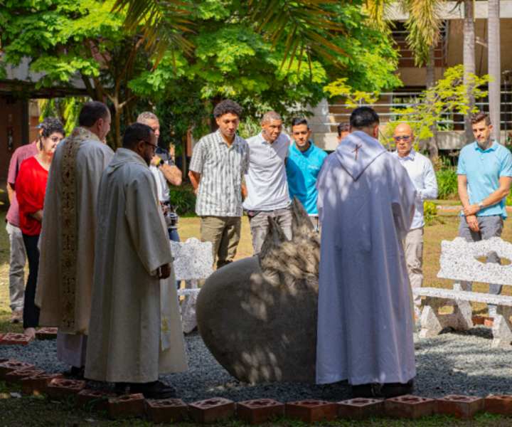 Personas en ceremonia religiosa