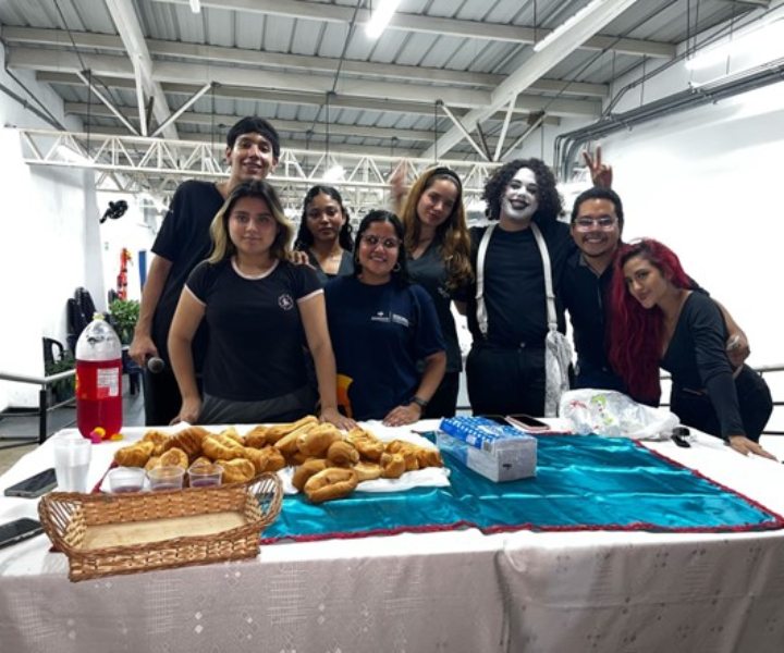 Estudiantes universitarios compartiendo fraternalmente