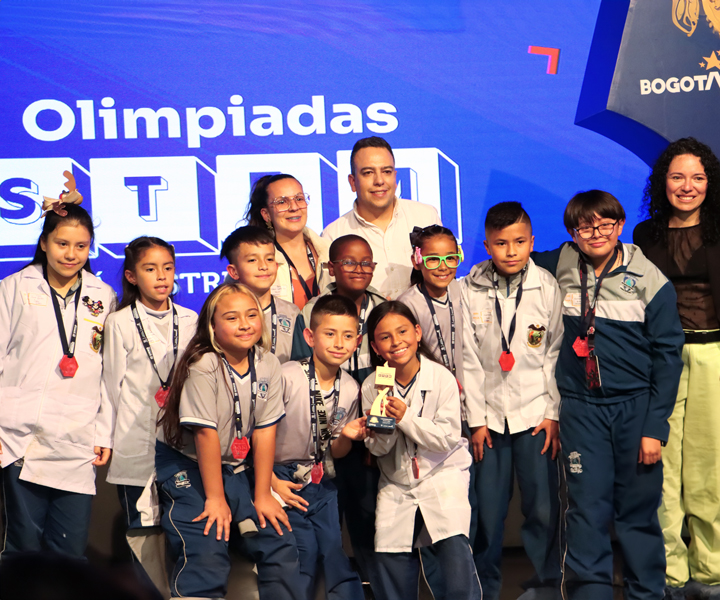 estudiantes finalistas en olimpiadas STEM 2025