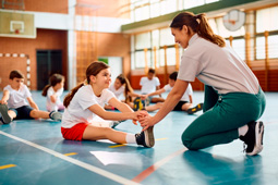entrenadora deportivo con estudiantes
