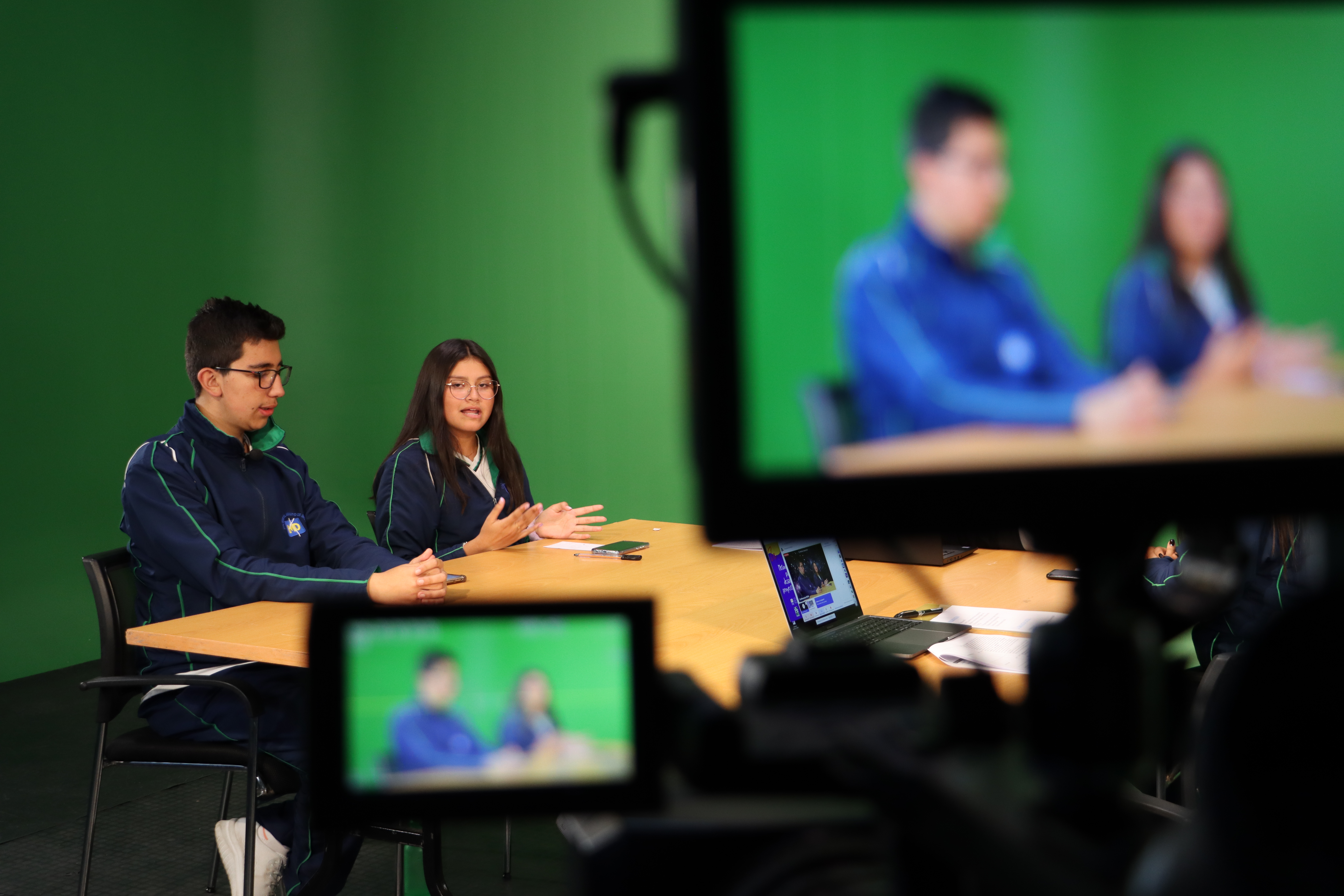 2 Estudiante del semillero Ondas Pequeños Ingenieros del Colegio Minuto de Dios dirige la emisión de las conferencias STEM implementando la Ruta de Innovación Social - RUTA del PCIS