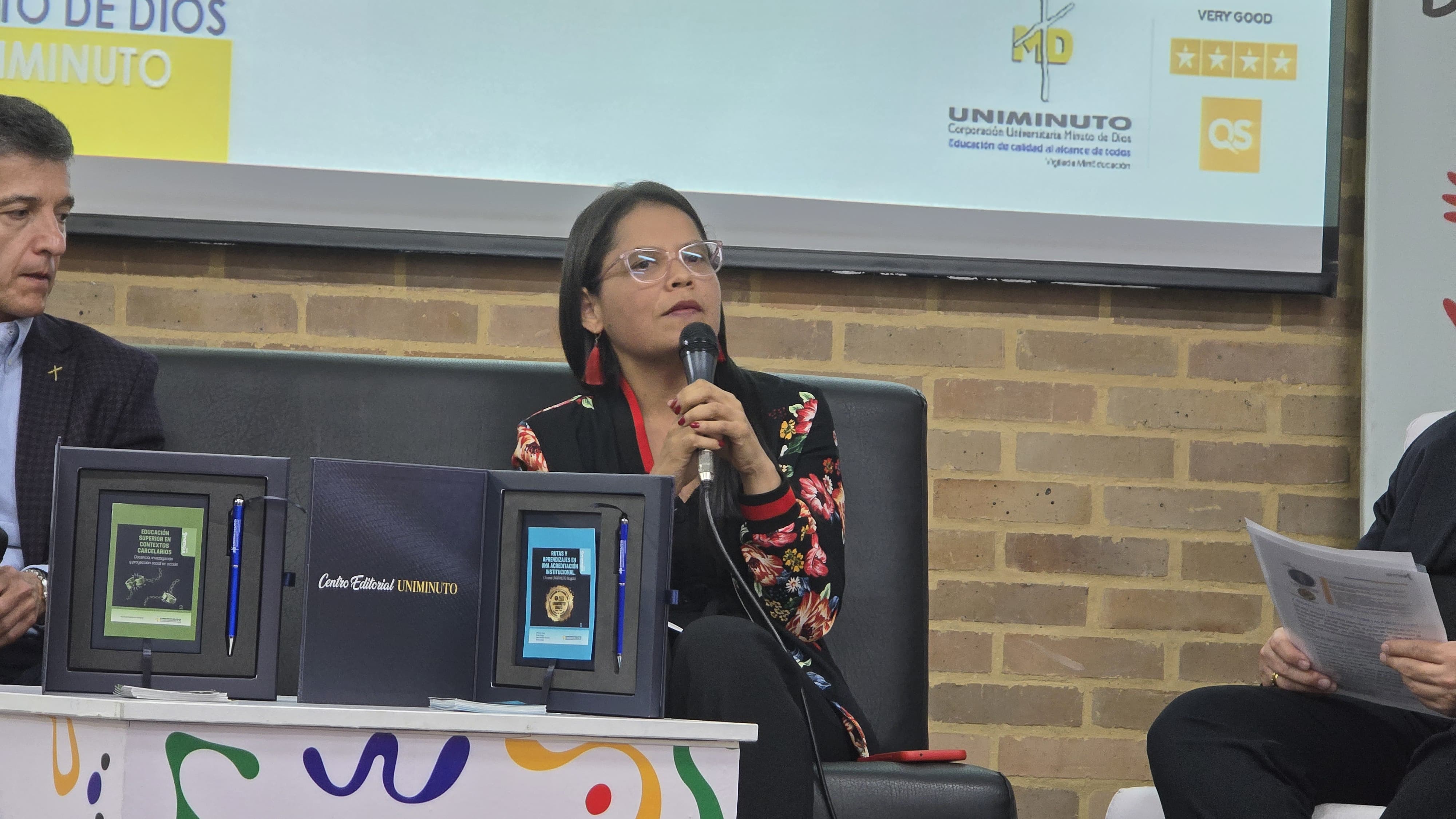 Profesora Maureen Gutiérrez conversando acerca del libro en la FILBo