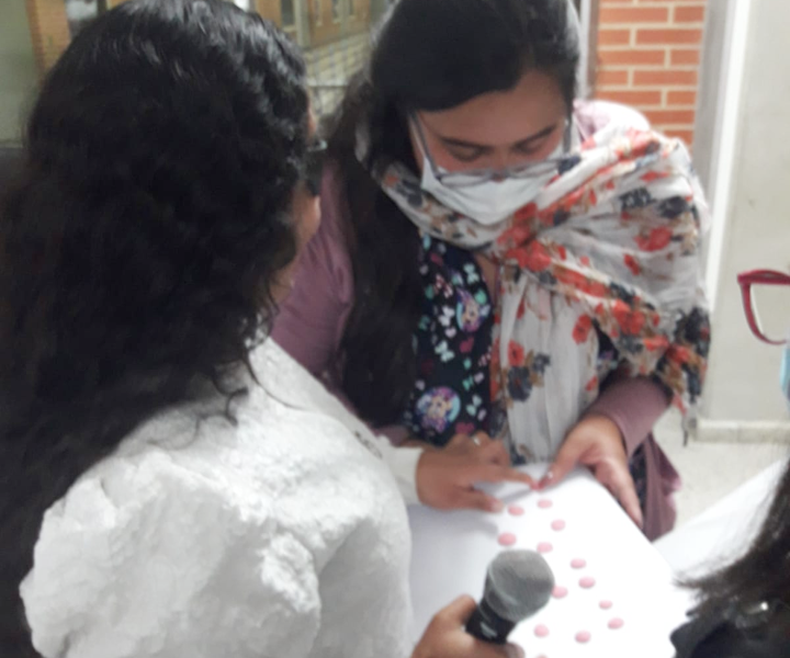 Estudiante en taller de Braille