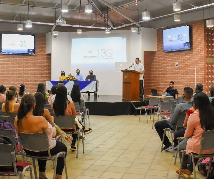 Asistentes a la Ceremonia de Becas Socieconómicas 2022-1 en Buga