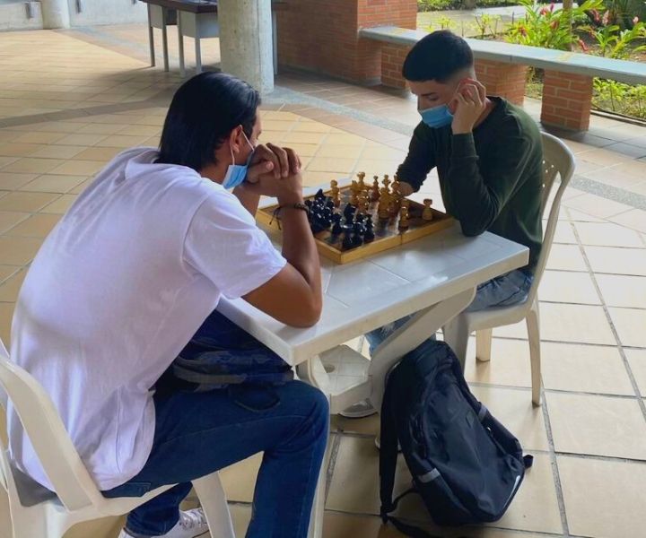 Estudiantes de UNIMINUTO buga practicando ajedrez