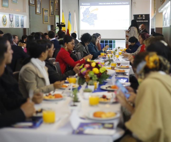 Asistentes al evento disfrutaron de un desayuno para compartir experiencias