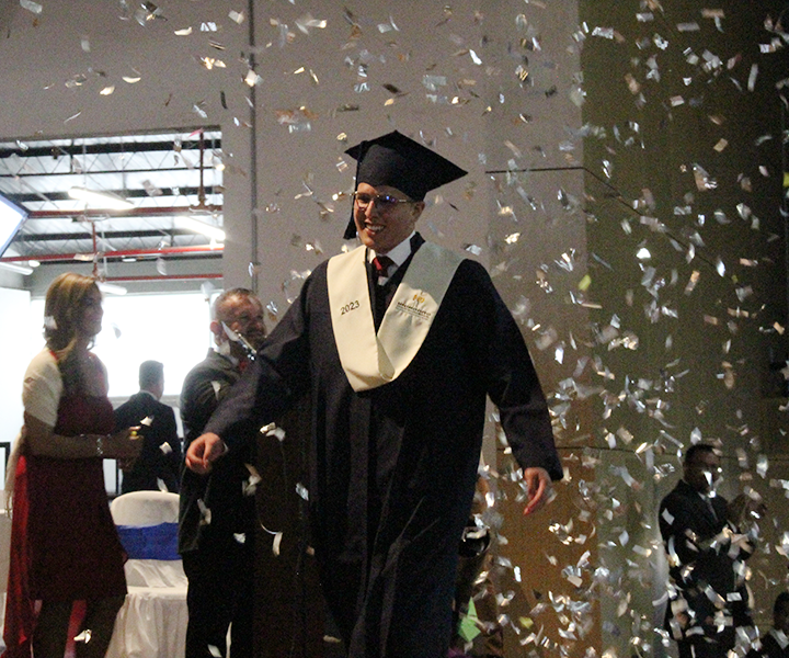 Edwin Joseph Felipe quiñones Grande, recibe su título universitario como ingeniero civil 