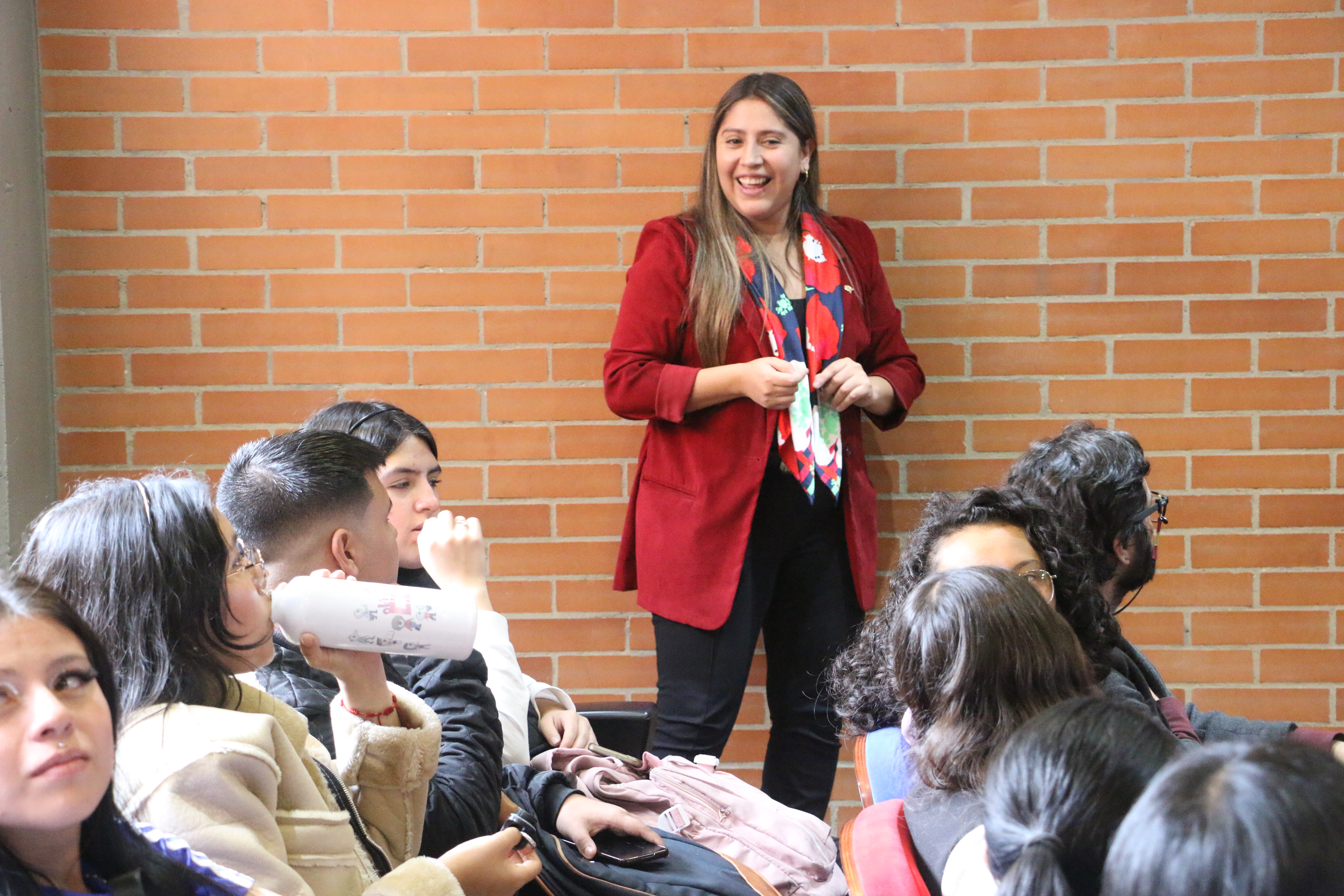 Estudiantes de UNIMINUTO escucharon la charla de Trychal Escobar, Manager Incoming de la Universidad Andrés Bello de Chile.