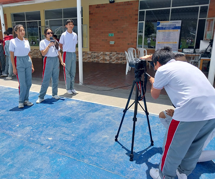 Estudiantes de último año académico se apropian de las herramientas audiovisuales para comunicar y divulgar información institucional. 