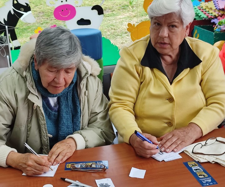 Mujeres del Club de lectura “Entre hilos” participando en el taller