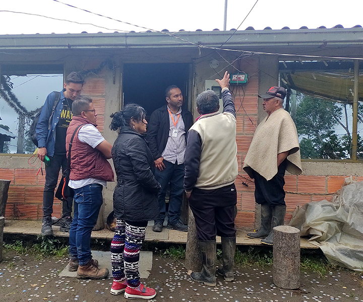 Estudiantes del SENA realizan visita domiciliaria en las viviendas de la vereda Veraguas de la provincia de Rionegro Cundinamarca 