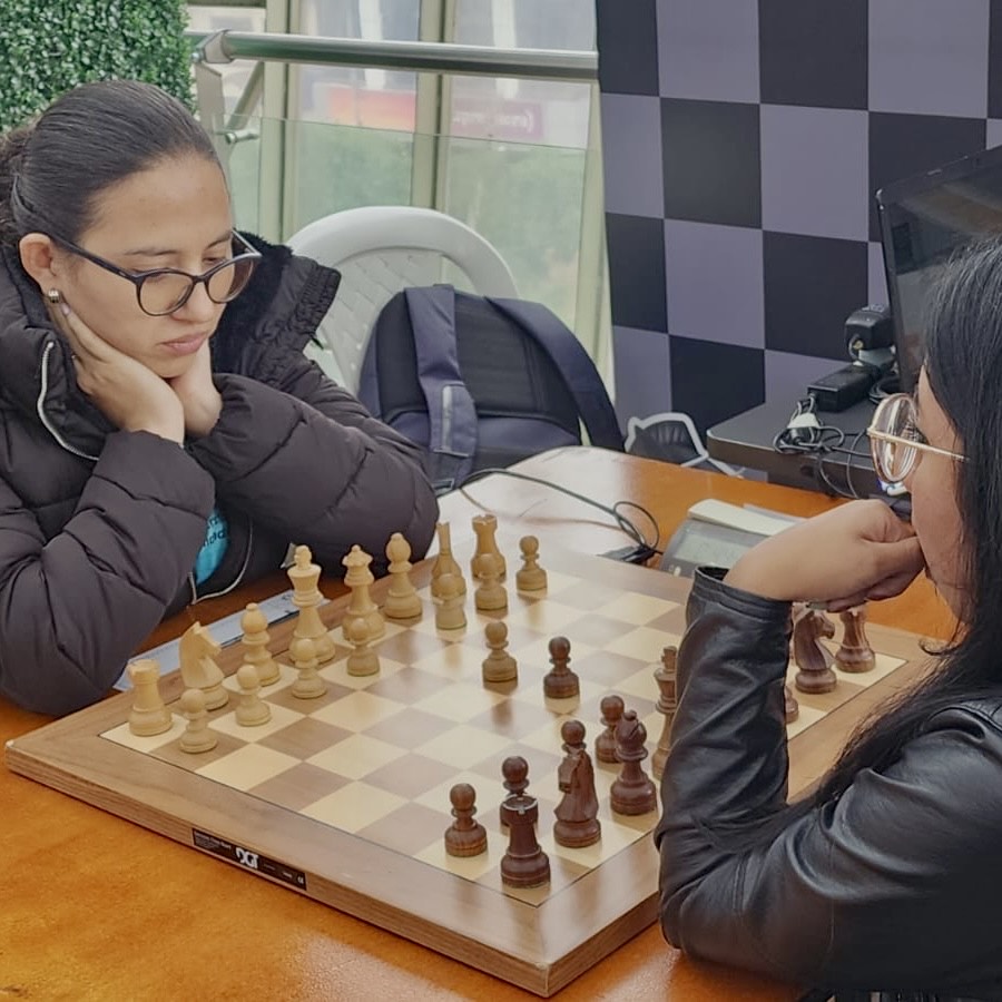 jugadoras de ajedrez con tablero de madera