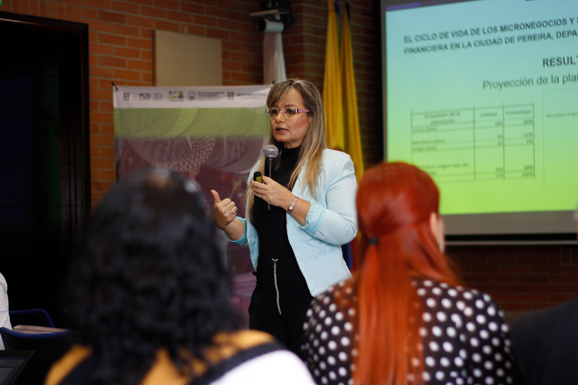 Mónica-María-Aristizábal-docente-investigadora-expone-resultados-sobre-el-ciclo-de-vida-de-los-micronegocios-y-su-relación-con-la-planeación-financiera-en-el-Simposio-de-Investigación-MD-Micronegocios-(2).jpg