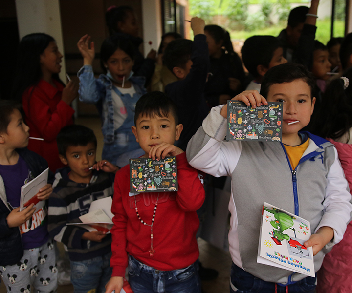 Niños y niñas de la parroquia reciben material lúdico alusivo a Polonia. 