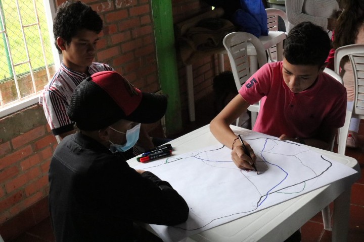 Grupo de habitantes con estudiantes de semilleros de investigación de Uniminuto.