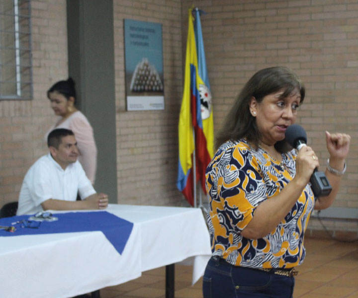 Directora del Centro Regional Girardot da la bienvenida a estudiantes nuevos Q3. 