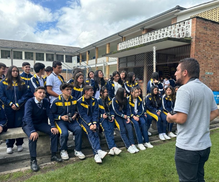 profesores con alumnos colegios UNIMINUTO