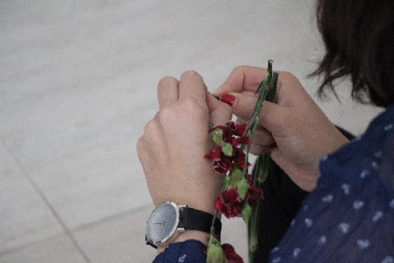 Flores, velas y frutas fueron los abrebocas de unas jornadas donde se dio énfasis al sentir-pensar. / Flowers, candles and fruits were the opening of the session where feeling-thinking were emphasized.