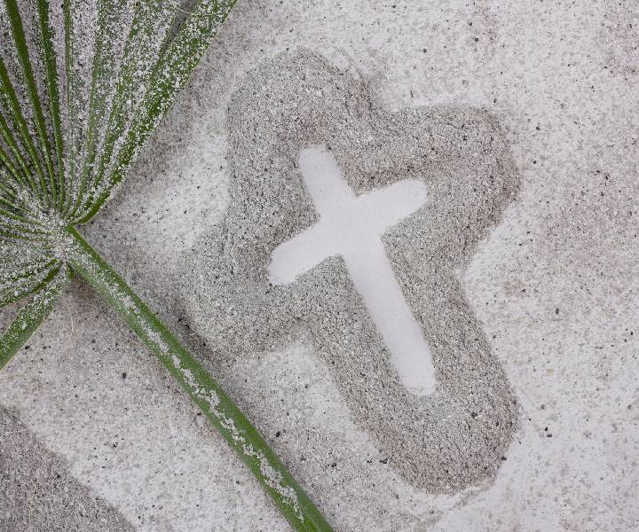 imagen de cruz conmemorativa del miércoles de ceniza