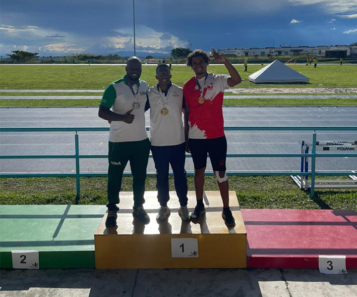 Deportista Santiago López, estudiante de UNIMINUTO con su medalla de oro en los juegos nacionales, posando con los demás competidores.